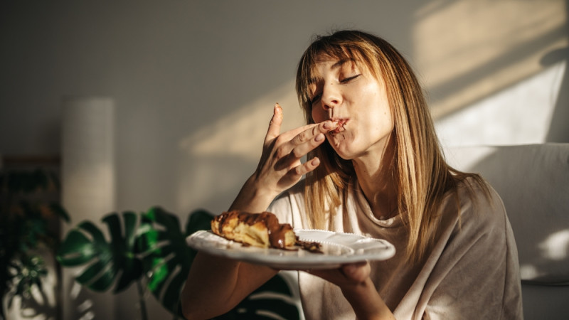 femme mange pâtisserie le matin