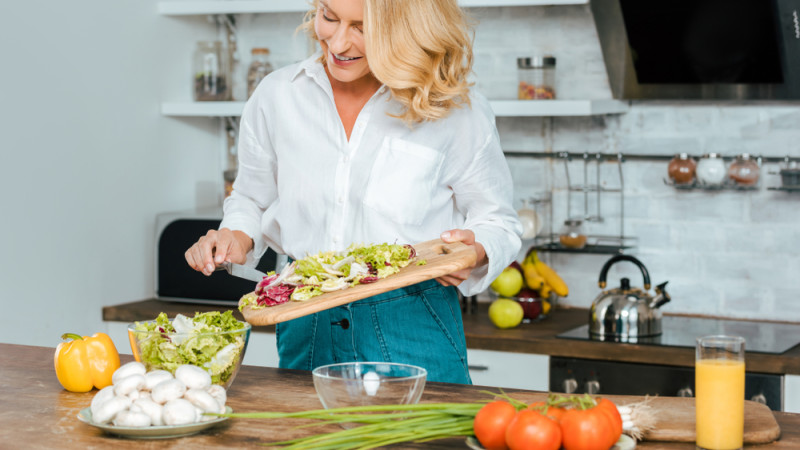 femme qui cuisine des légumes