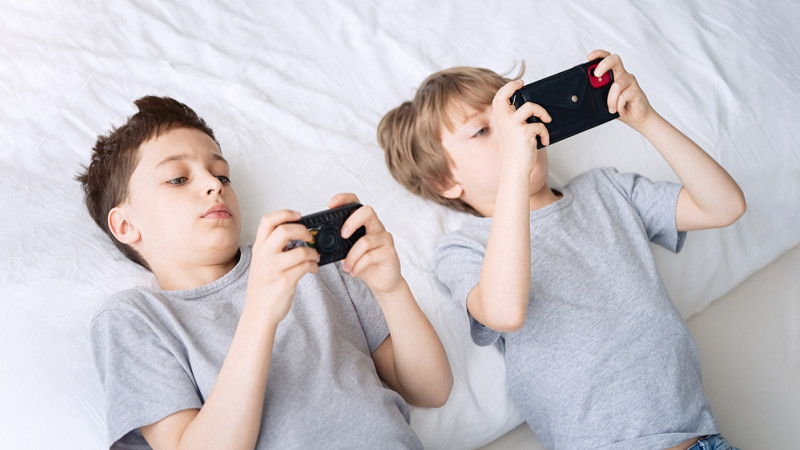 enfants sur des téléphones