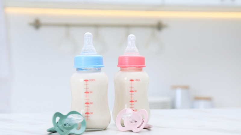 Comment bien choisir les biberons de mon bébé ?