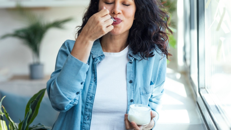 femme qui mange un yaourt