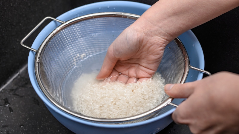 personne qui rince du riz