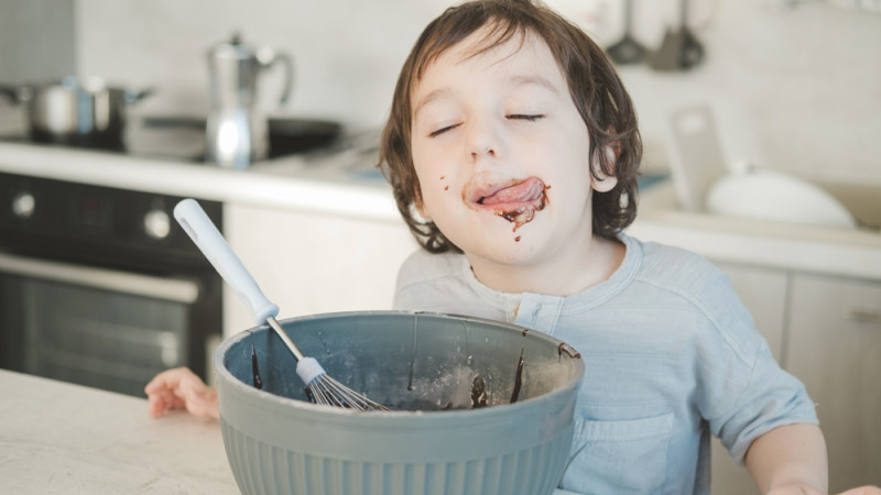 enfant qui mange la pate crue du gateau