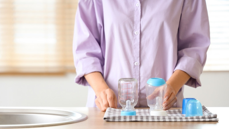 Comment bien nettoyer les biberons de son enfant ?