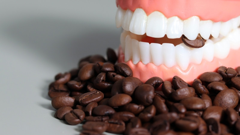 Comment garder ses dents blanches malgré le café ?