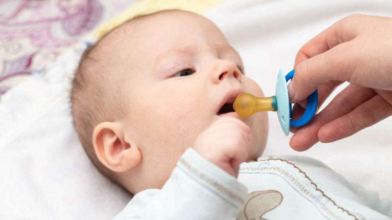 Est-ce bien de donner la tétine à un bébé ?
