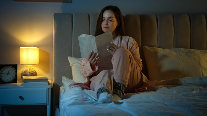 Lire au lieu de scroller le soir avant de dormir : ce que ça change vraiment