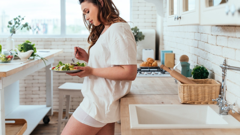 femme qui mange debout