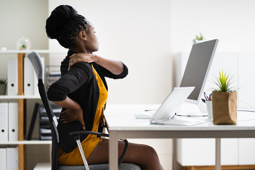Dites adieu à la posture voûtée : l’exercice miracle à adopter au bureau