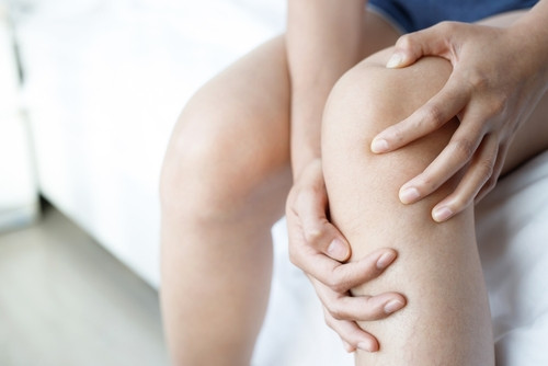 Le mystère du genou qui bouge tout seul : ce que ce tic révèle vraiment sur votre santé