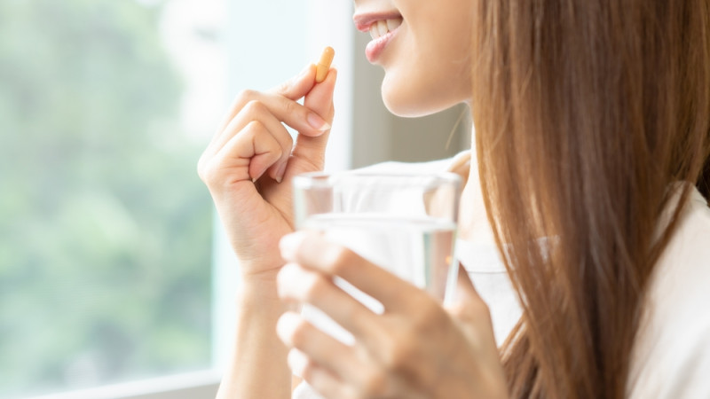 femme qui prend un medicament