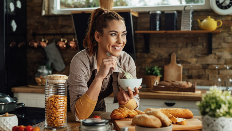 Femme heureuse qui mange