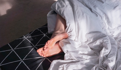 Pourquoi votre pied sort-il toujours de la couette la nuit ? La science dévoile ce réflexe mystérieux
