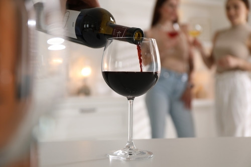 "Mamans du vin" : quand les réseaux sociaux banalisent l’alcool chez les mères