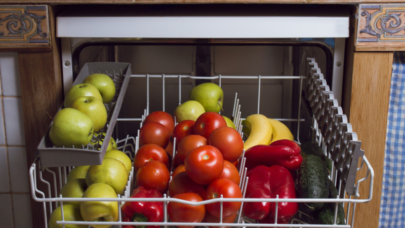 Des légumes nettoyés au lave-vaisselle ? Attention aux risques !