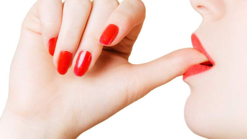 Sucer son pouce quand on est adulte, c’est grave ?