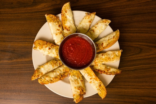 Recette de gressins au cheddar : des bâtonnets croustillants et irrésistibles à croquer sans modération