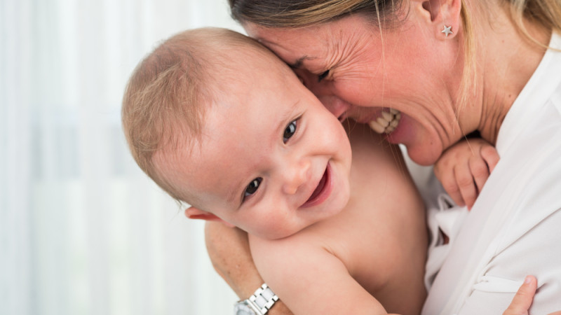 Comment faire rire bébé selon son âge ?