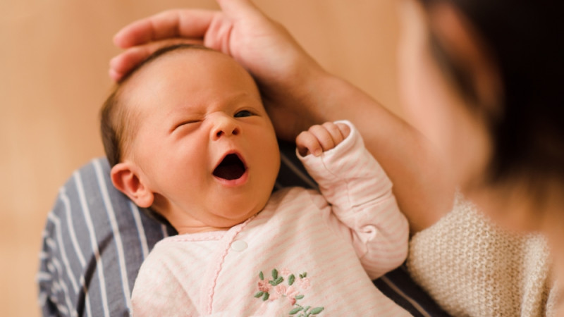 Réveiller bébé pour manger : bonne ou mauvaise idée ?