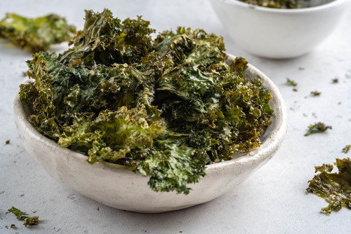Recette de chips de kale : l’en-cas sain, croustillant et plein de bienfaits