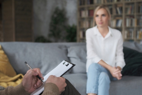 Chatbots, émotions et illusion de lien : pourquoi les IA ne remplaceront jamais les psychologues