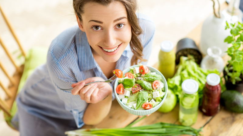 femme qui mange une salade