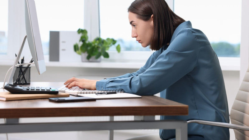 femme avec mauvaise posture devant ordinateur