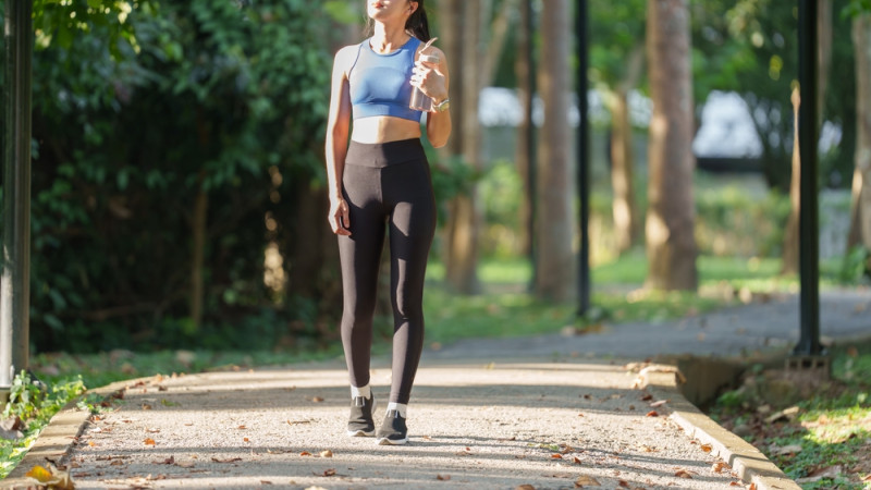 jeune femme qui marche