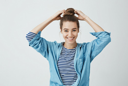 « Blépharoplastie bun » : la coiffure lift sans bistouri, une tendance séduisante mais pas sans risques capillaires