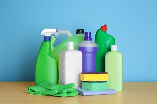 Ces 3 familles de produits ménagers à bannir — et leurs alternatives saines selon UFC‑Que Choisir