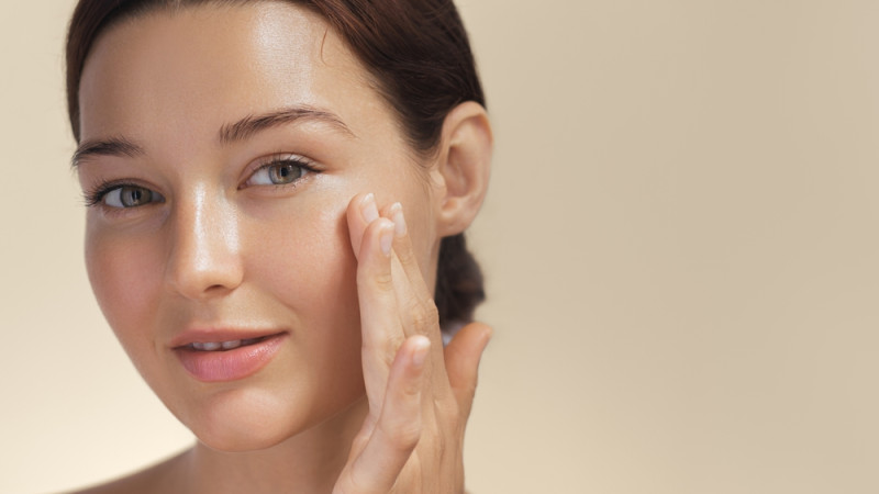 Femme qui applique un soin sur sa peau