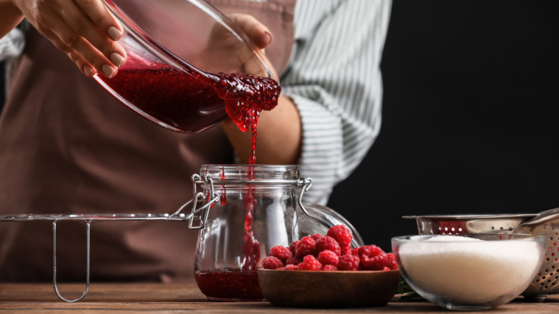 femme cuisine confiture