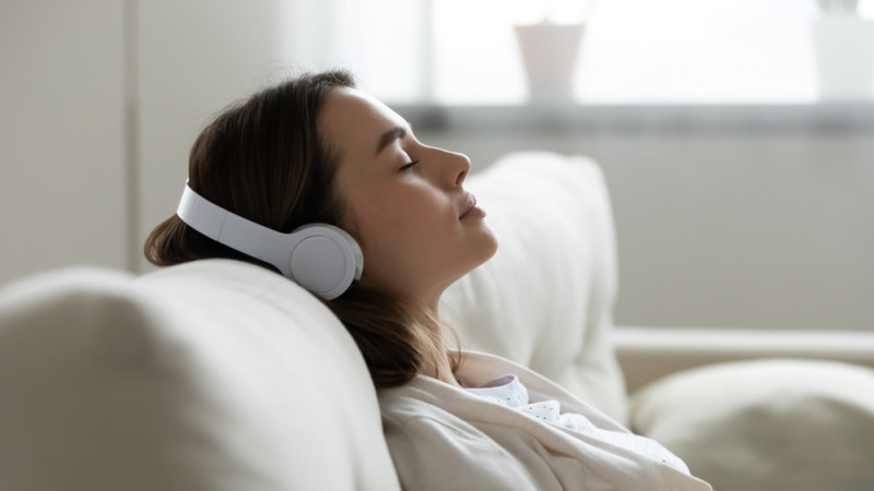 femme qui écoute de la musique