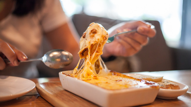 femme sert des lasagnes