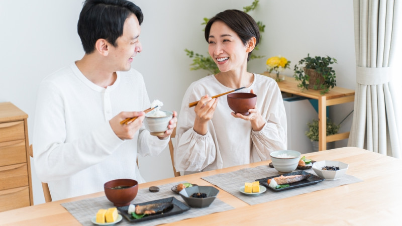 un couple japonais qui mange ensemble
