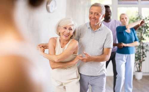 Après 50 ans, la danse de groupe séduit : pourquoi elle dépasse le yoga pour bien vieillir