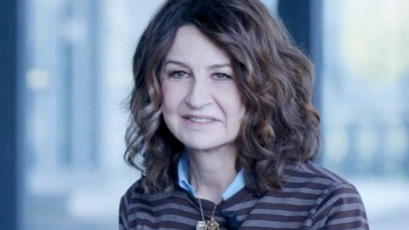 Valérie Lemercier adopte un sport « années 80 » et assume pleinement : silhouette tonique garantie