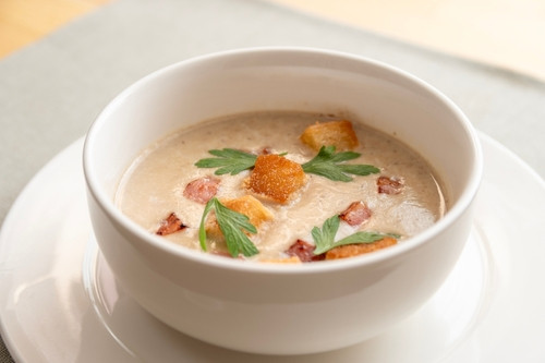 Soupe ardéchoise : une recette traditionnelle réconfortante à base de chou, châtaignes et lard