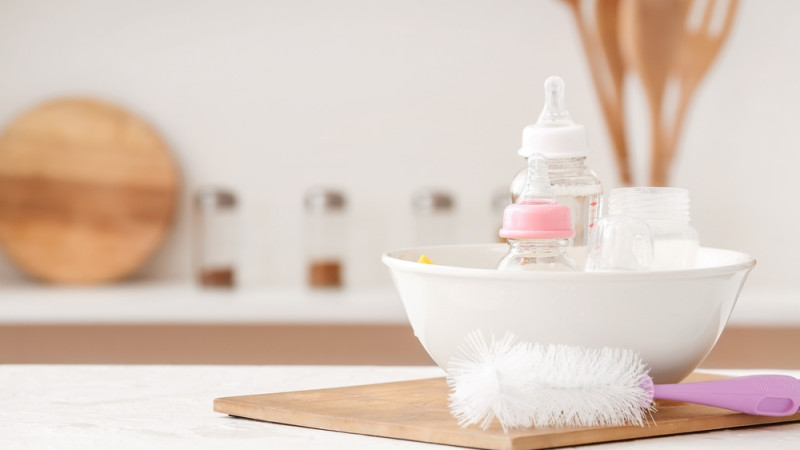 À quelle fréquence faut-il espacer les biberons de mon bébé ?