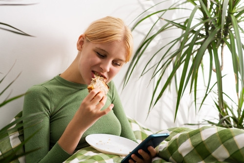 Le grignotage émotionnel : comment reconnaître la faim de l’envie ?