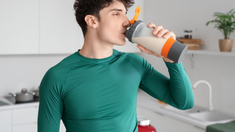 Votre ado prend des compléments pour se muscler ? Attention aux risques