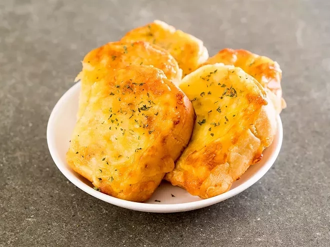 Pain perdu salé au fromage : la recette anti-gaspi qui régale petits et grands