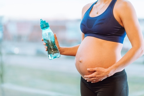 Grossesse : quels exercices et mouvements éviter pour rester en forme sans risques ?
