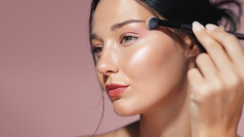 « Méthode 53 » : l’astuce ultra simple qui sculpte le visage sans chirurgie ni contouring compliqué