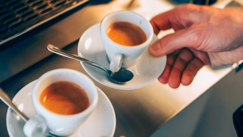 personne se sert un café