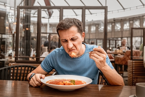 Comment repérer facilement un mauvais restaurant ? Les signes qui ne trompent pas