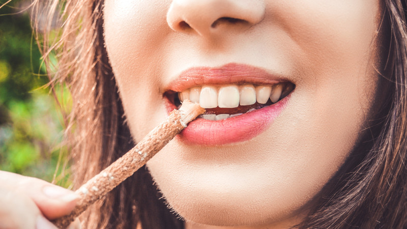 Tout sur le siwak : le bâton pour blanchir les dents