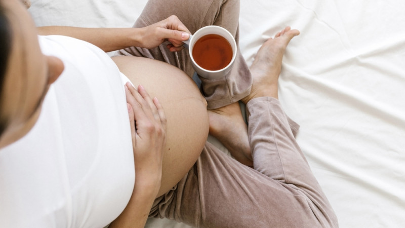 femme enceinte qui boit du thé