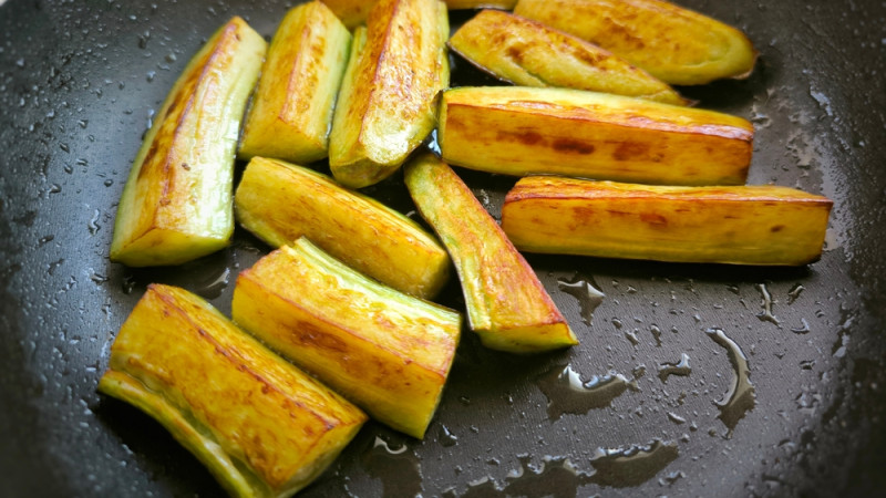 aubergines dans une poêle 