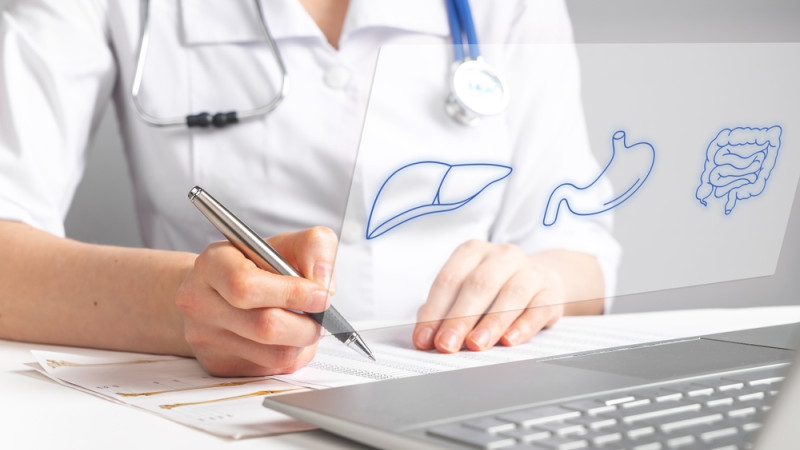 médecin analyse des résultats